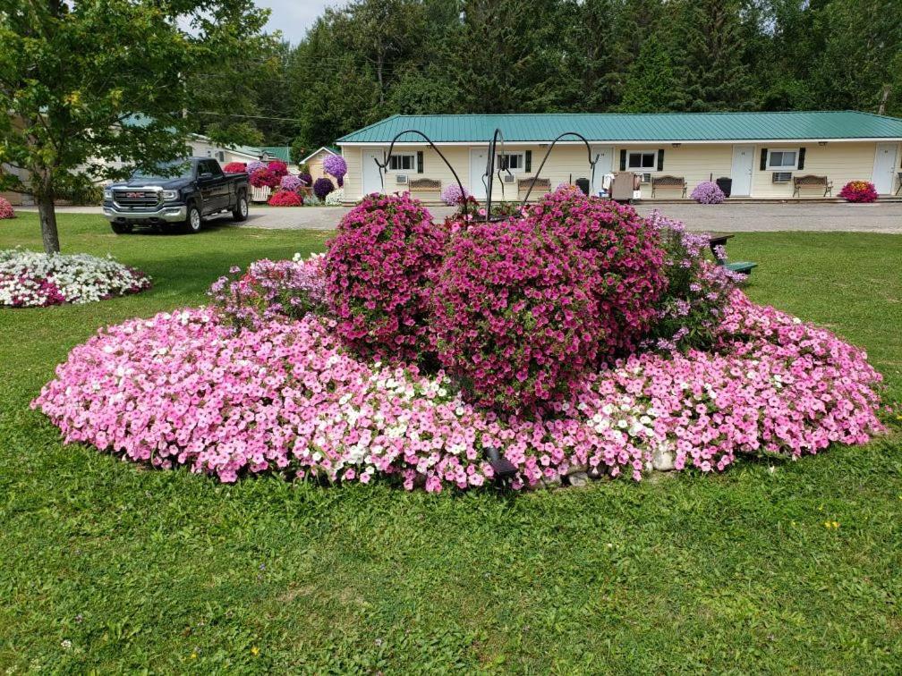 Sunset Motel At Armand'S Gardens Saint Ignace Kültér fotó