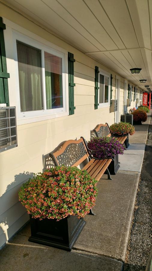Sunset Motel At Armand'S Gardens Saint Ignace Kültér fotó