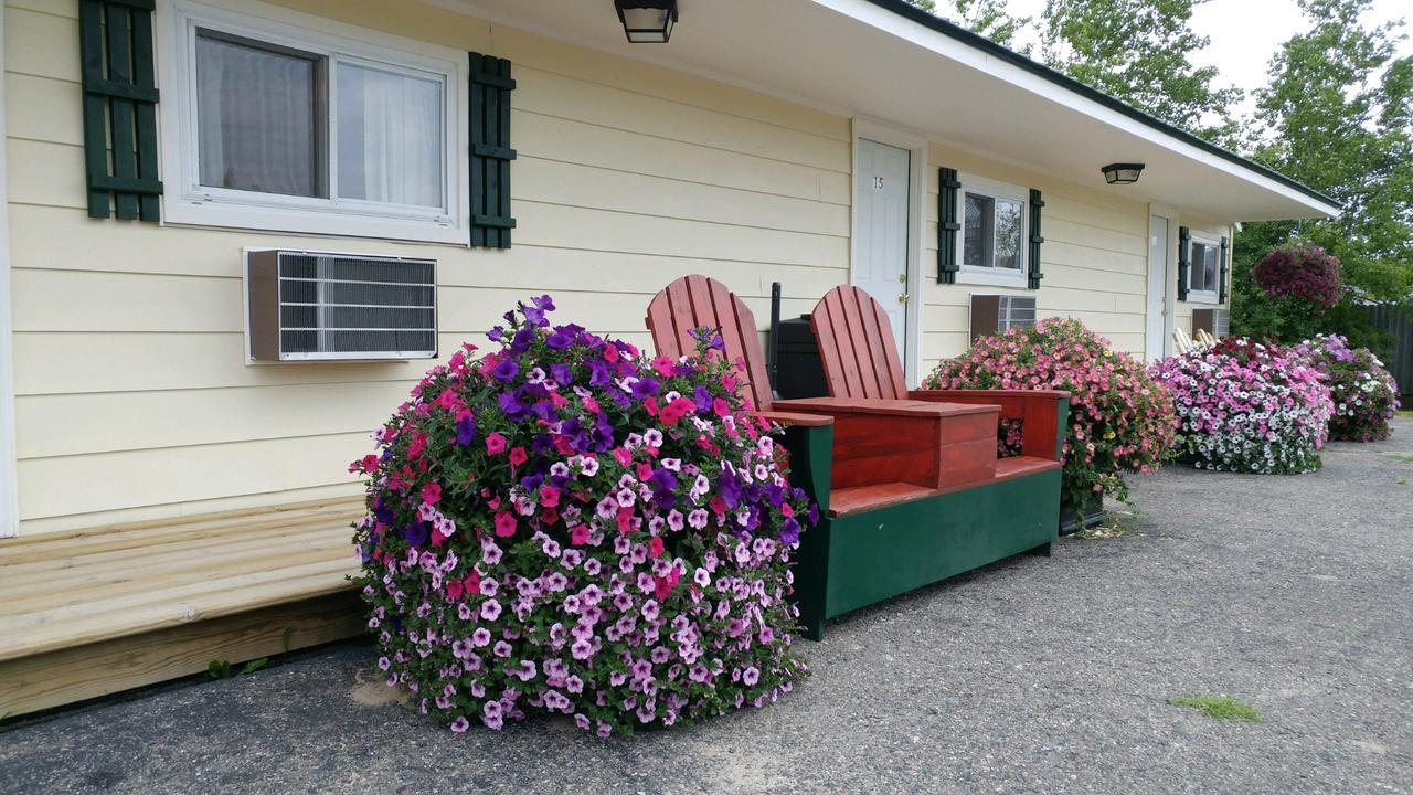 Sunset Motel At Armand'S Gardens Saint Ignace Kültér fotó